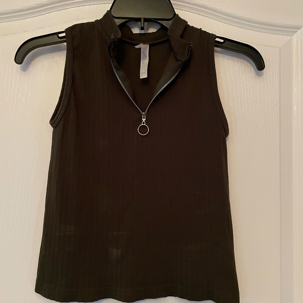Love charm Olive green cropped tank top O/S